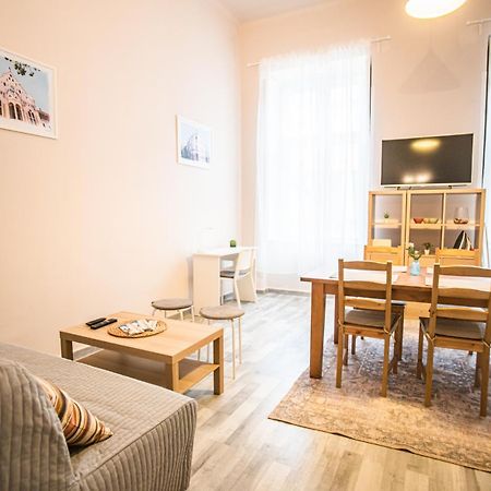 Spacious Apartment In Central Кечкемет Экстерьер фото